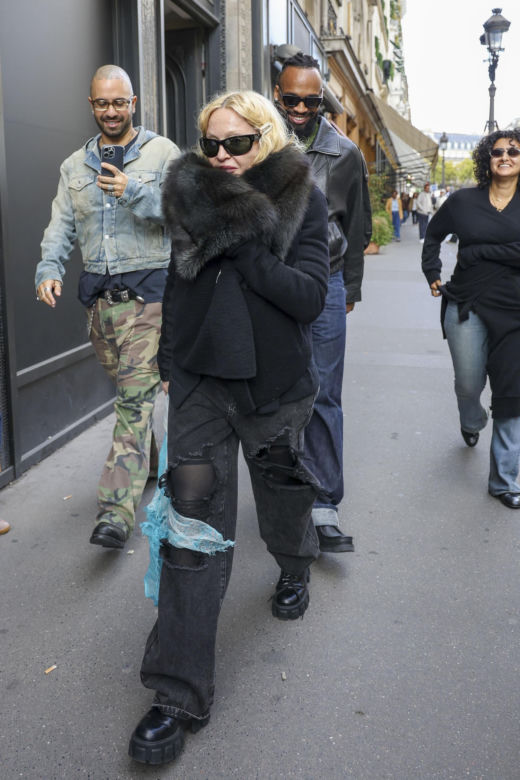 Madonna wybiegła z hotelu! Jej strój zaszokował fanów