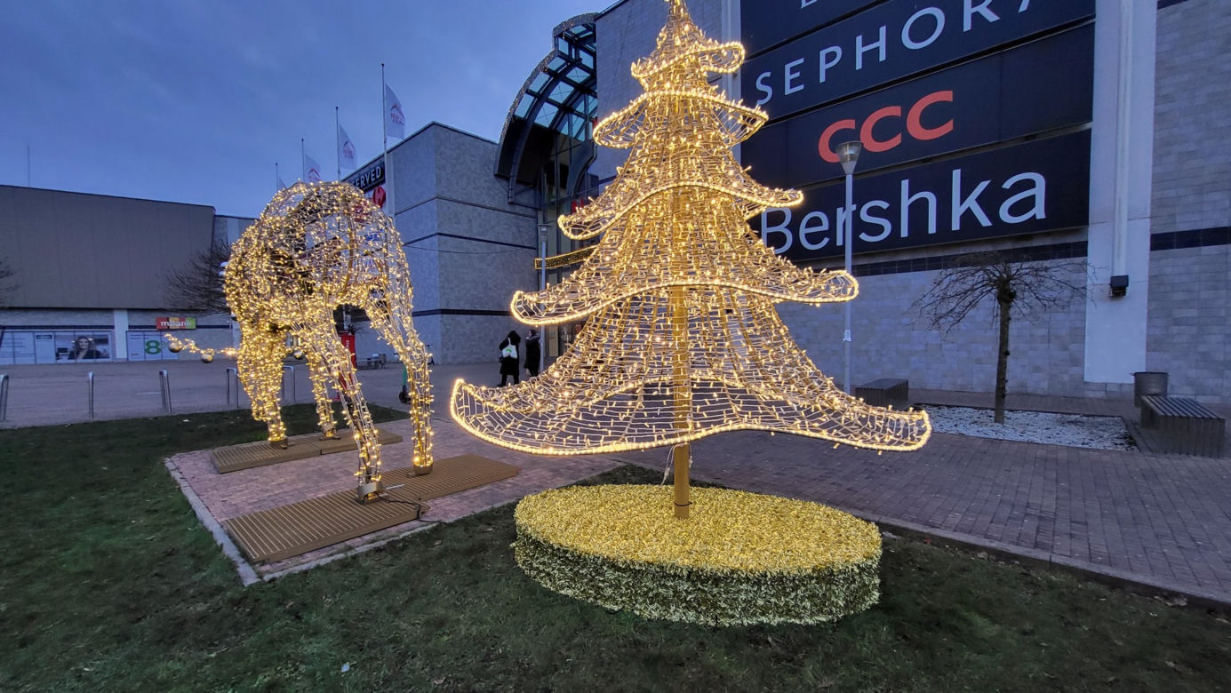Przed wejściem do Nova Park od strony centrum spotkamy też święcącą choinkę oraz renifera.