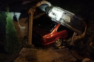 Pijany kierowca wjechał w garaż w Skrbeńsku. W środku świeżo pomalowane auto