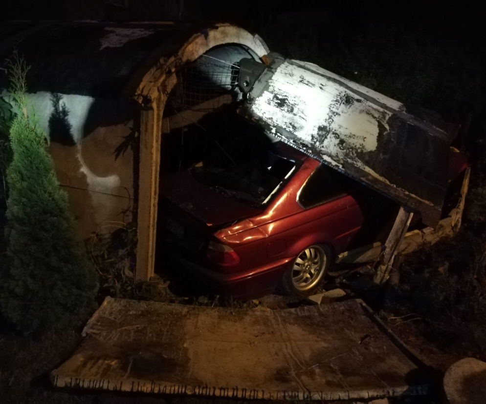 Rozpędzone BMW wjechało w betonowy garaż