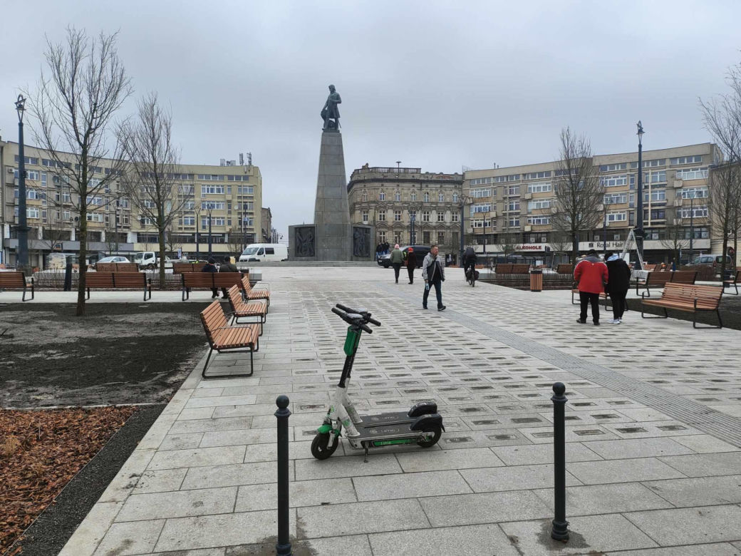 Plac wolności kilka dni przed otwarciem! Już odwiedzają go pierwsi łodzianie [ZDJĘCIA]