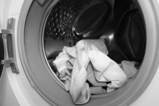 Wystarczy słoik i 6 łyżek proszku, a skarpetki będą jak nowe. Odplami brudne spody i wybieli zszarzały materiał