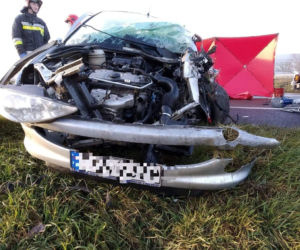 Tragiczny wypadek na DK5 w Trzeciewcu. Nie żyje kierowca samochodu osobowego 