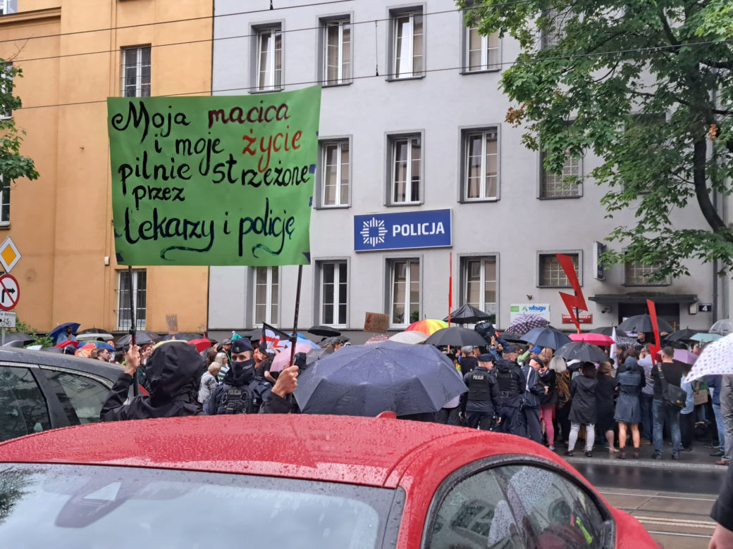"Nigdy nie będziesz szła sama. Solidarnie z Joanna". Protest w Krakowie