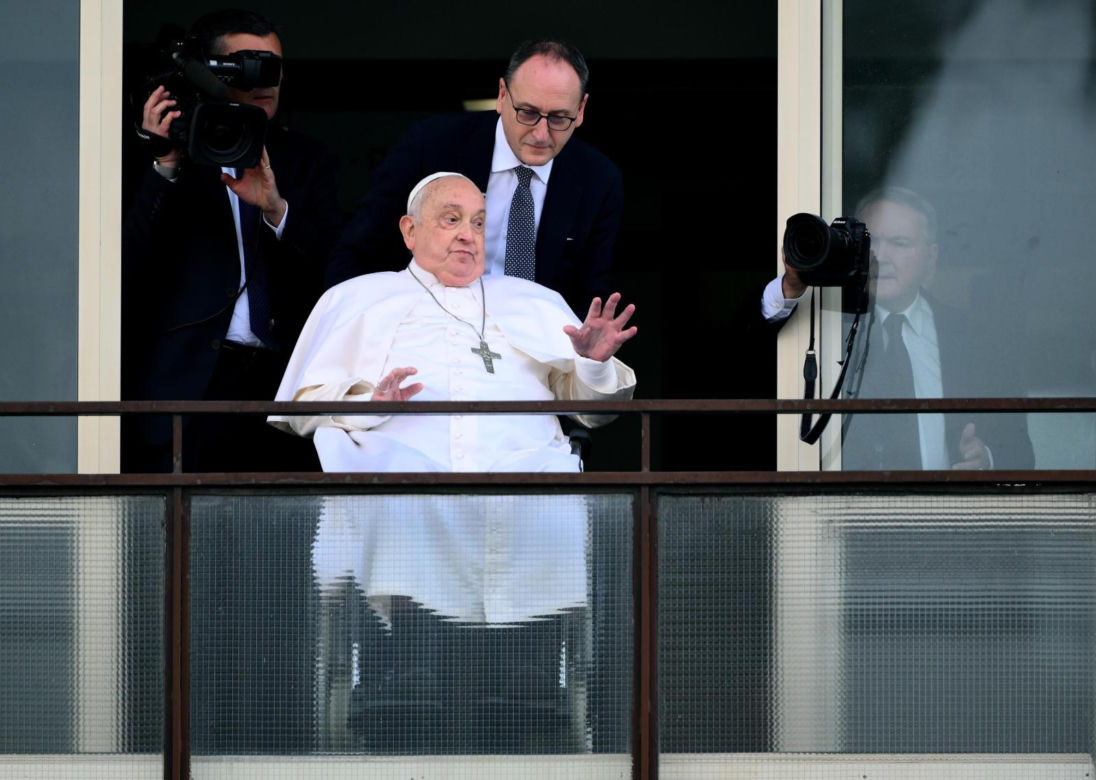 Papież Franciszek pokazał się publicznie. Ojciec Święty pozdrowił wiernych