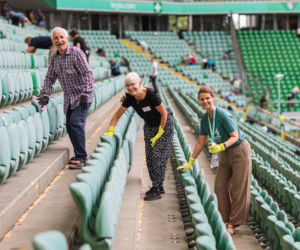 Ochotnicy przygotowują Stadion Miejski w Warszawie na  Międzynarodowy Kongres Świadków Jehowy