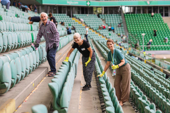 Ochotnicy przygotowują Stadion Miejski w Warszawie na  Międzynarodowy Kongres Świadków Jehowy
