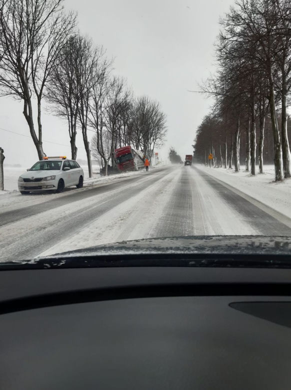 Trudne warunki na drogach w Podlaskiem. Kolizje, wypadki, sporo tras nieprzejezdnych (21.01.2022)