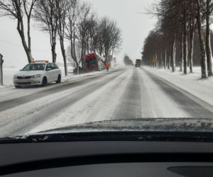 Trudne warunki na drogach w Podlaskiem. Kolizje, wypadki, sporo tras nieprzejezdnych (21.01.2022)