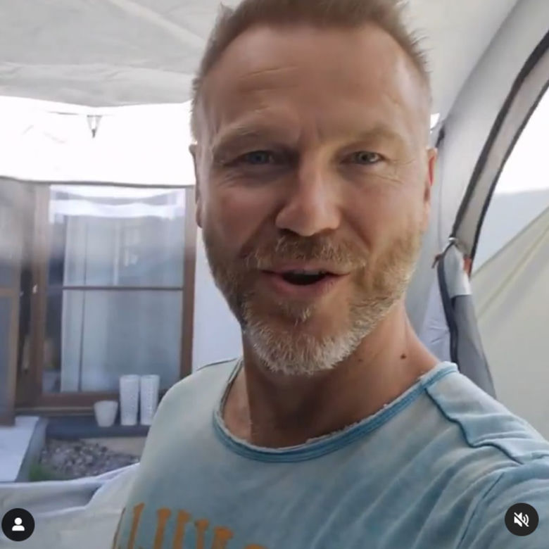 Krystian Wieczorek na Instagramie pokazał gdzie spędzi wakacje z żoną i córką