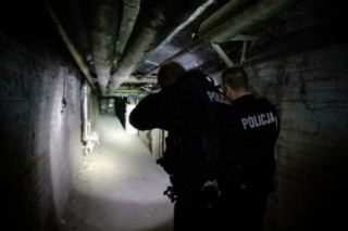 Świebodzin. Krwawe ślady na ziemi doprowadziły policjantów do konającego samobójcy