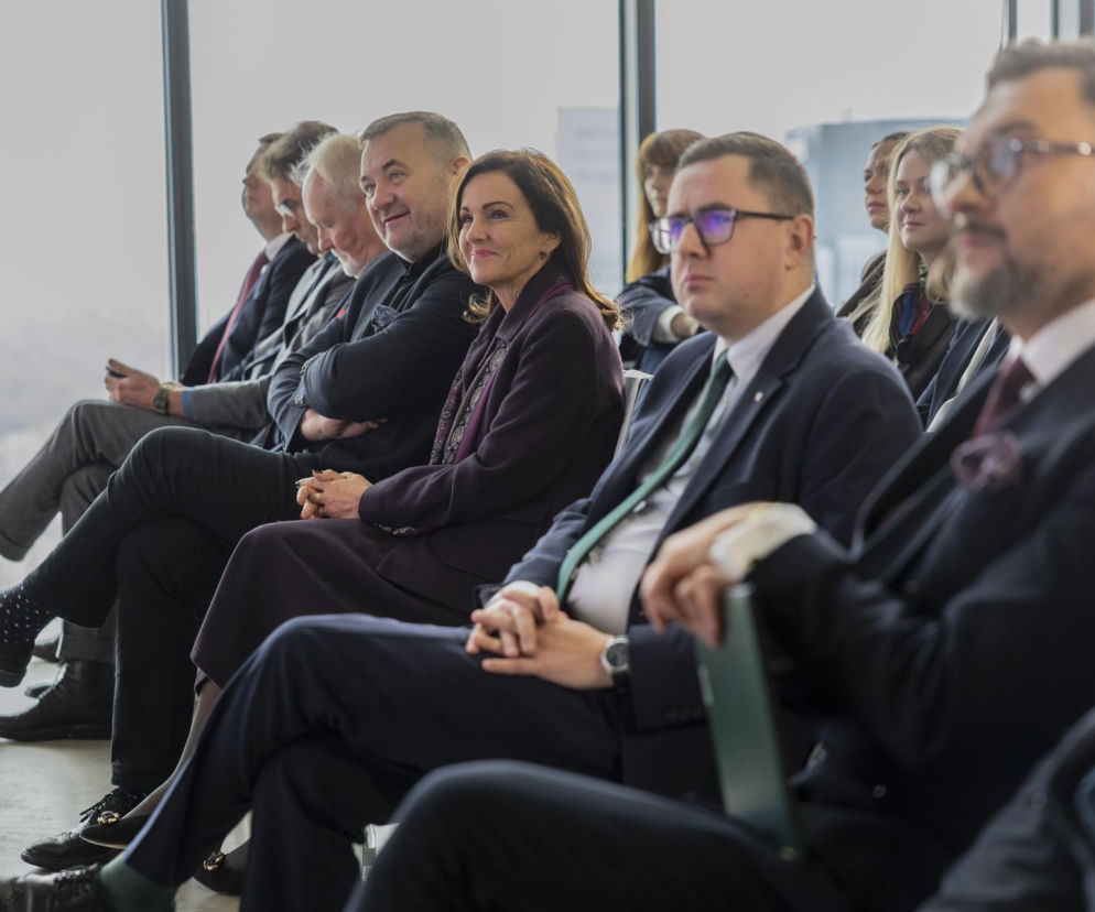 Uśmiechnięci uczestnicy konferencji biometanowej siedzą w rzędach. O zmianach w ustawie przeczytasz na SE Superbiz.