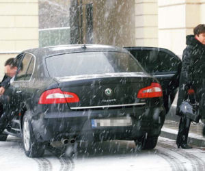 Nie odśnieża, bo... wozi się limuzyną