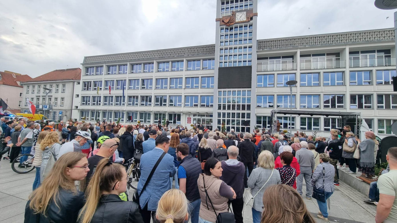 Trumny przed koszalińskim ratuszem. Mieszkańcy protestowali przeciwko zawieszeniu oddziału neurologii