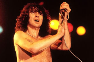 Ostatni koncert AC/DC z Bonem Scottem odbył się w styczniu 1980 roku. Wokalista zmarł kilka tygodni po występie