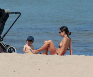 Marta Kaczyńska na plaży karmi dziecko piersią