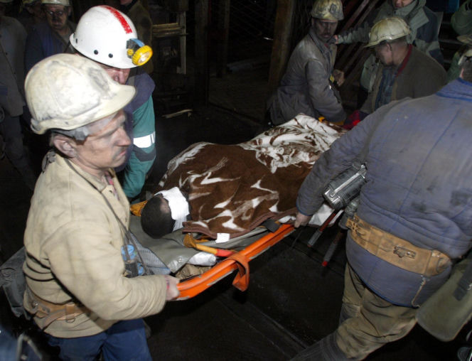 Zbigniew Nowak uratowany. Ratownicy wynoszą go z kopalni Halemba