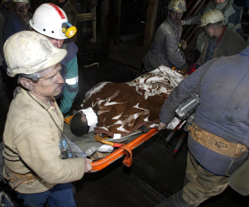 Zbigniew Nowak uratowany. Ratownicy wynoszą go z kopalni Halemba