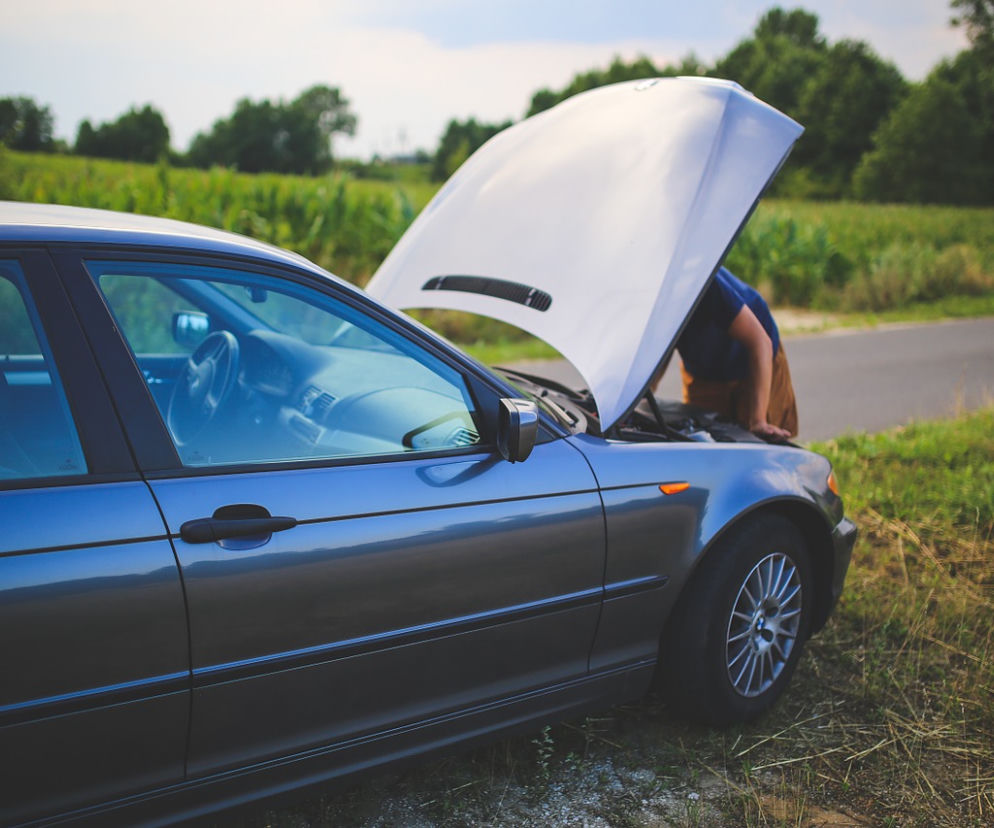 Kamienica. Cofał auto i przejechał kobietę! Uciekł z miejsca makabrycznego wypadku!
