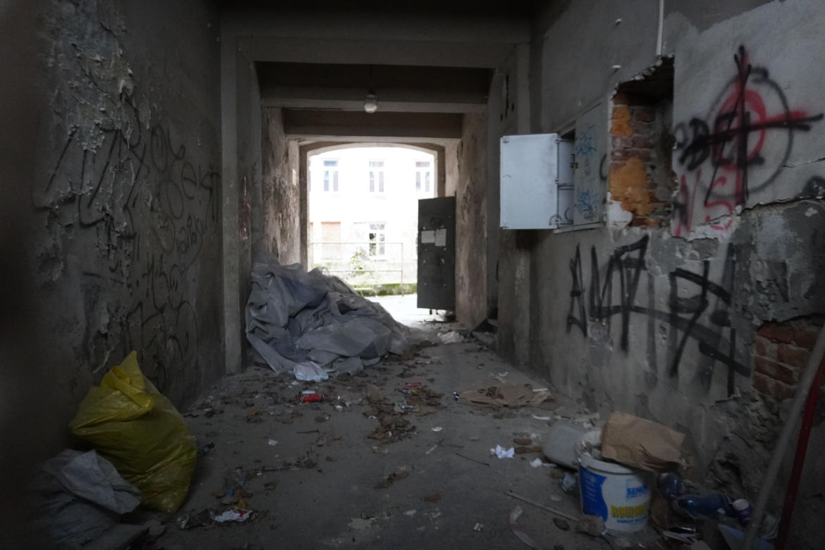 Zabytkowe kamienice mają ślady rozbiórki