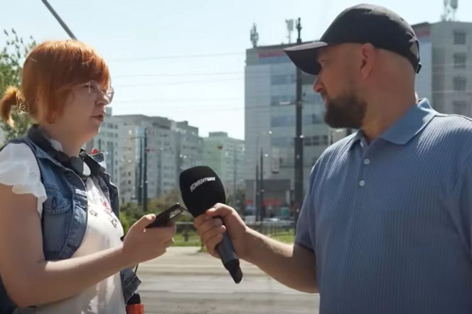 Adam Feder rozmawia z młodą kobietą na ulicy o abstynencji. O trendzie trzeźwości Polaków przeczytasz na Mediateka.