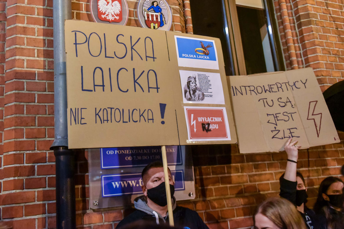 Strajk kobiet w Toruniu. Tańce, straż pod kościołem i wiele więcej - środa (28.10.2020)