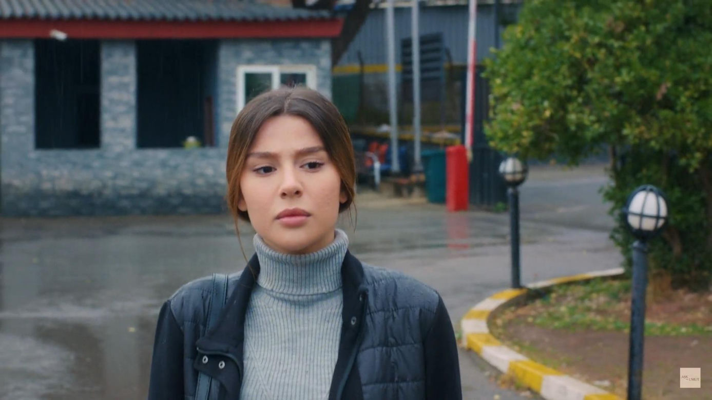 Zeynep nieświadomie mija matkę! Gönül trafia do szpitala po brutalnym ataku w więzieniu!