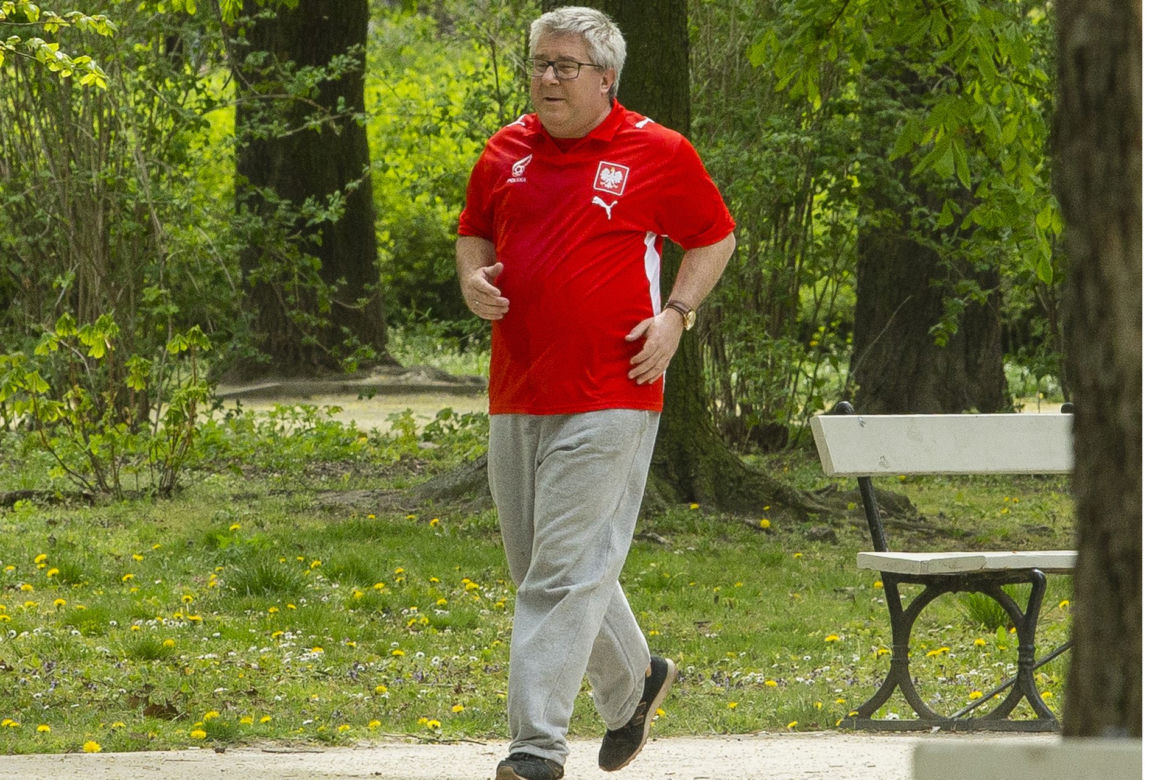 Czarnecki ćwiczy w parku