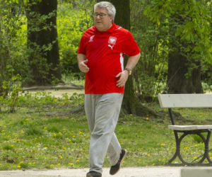Czarnecki ćwiczy w parku