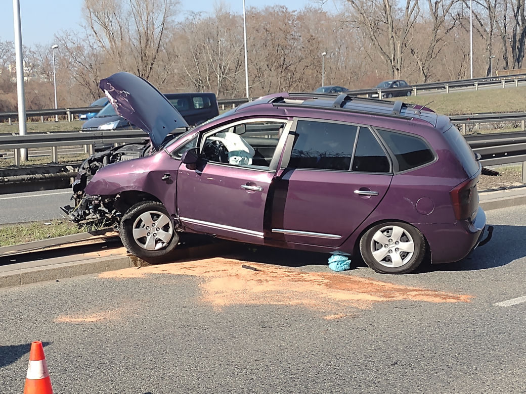 Auto zawisło na barierkach. Groźny wypadek na trasie Siekierkowskiej