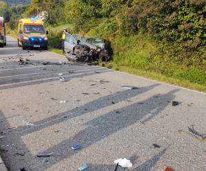 Wypadek w Tęgoborzy. Autokar zderzył się z osobówką. Dziecko trafiło do szpitala