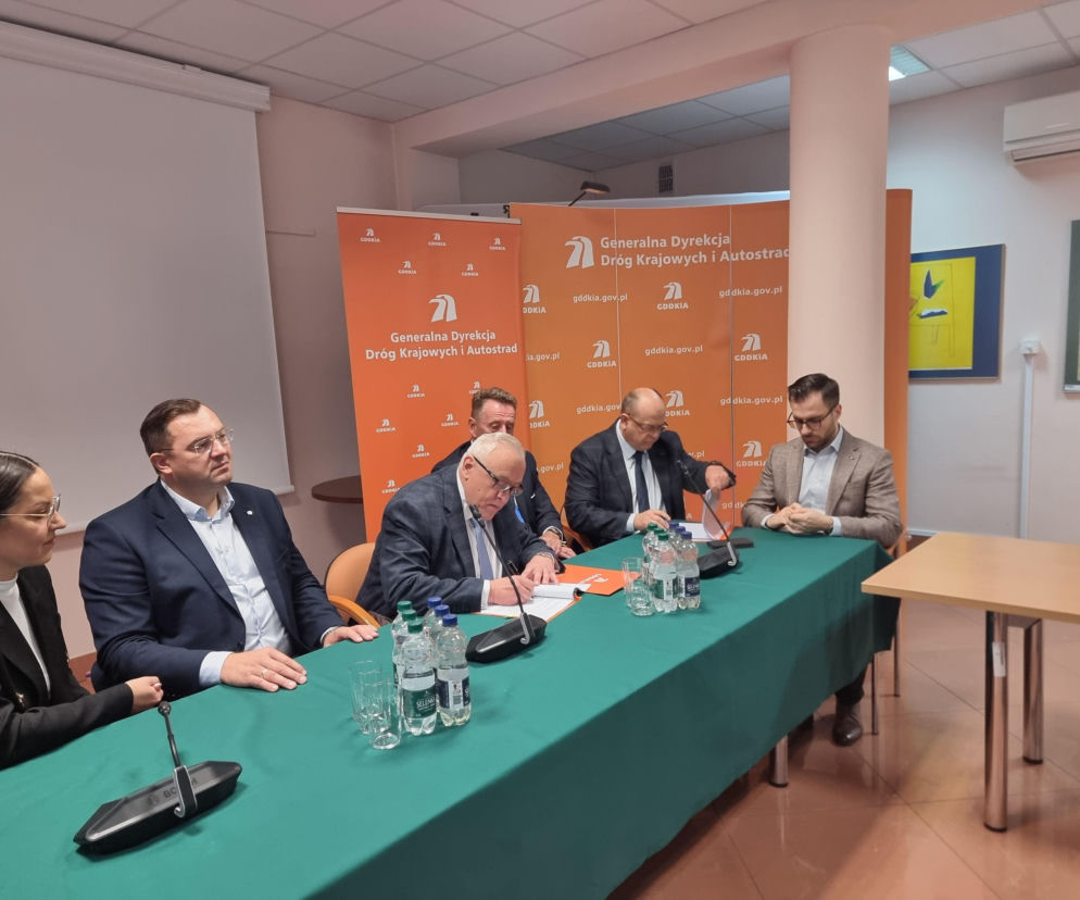 Podpisanie umowy na budowę ronda w Korzenistem. O szczegółach inwestycji przeczytasz na Eska Łomża.