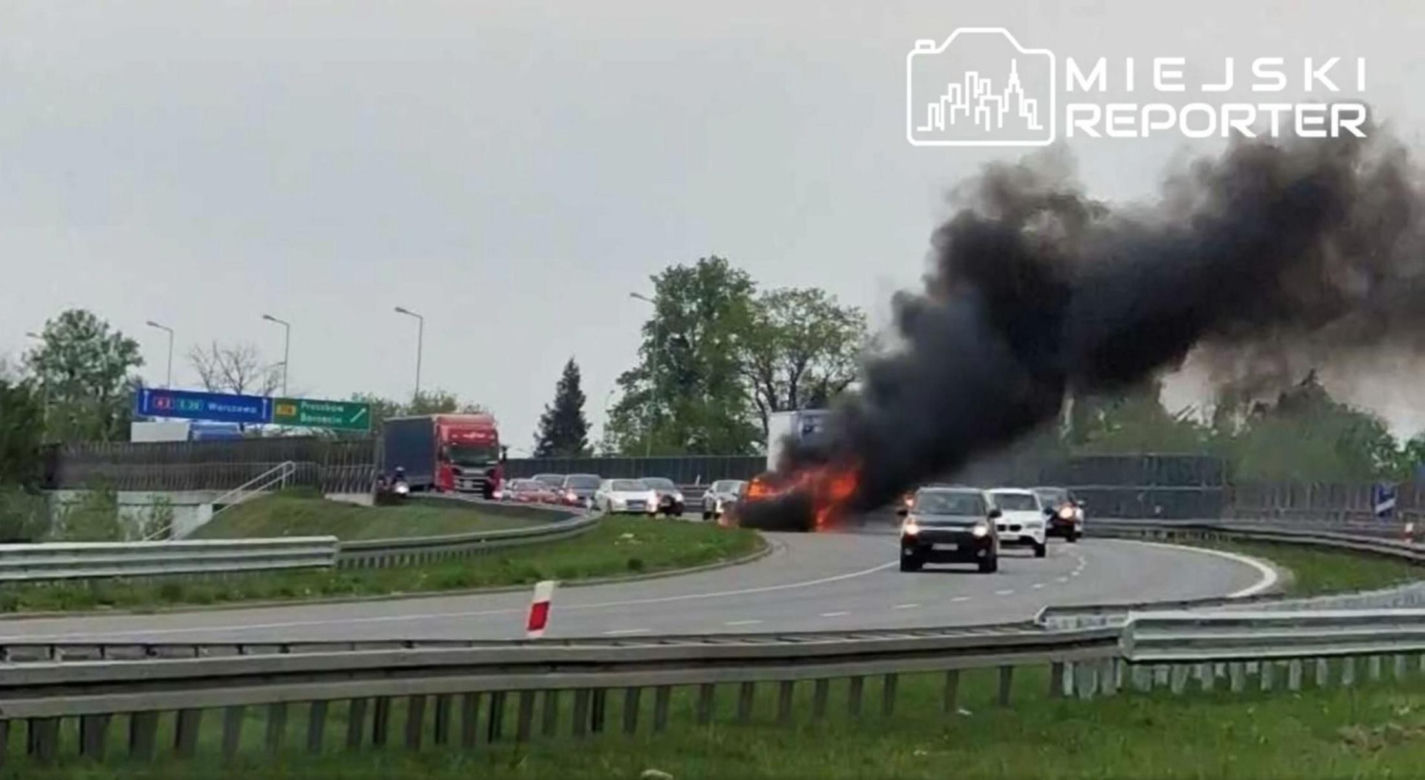 Wielki pożar auta na A2 pod Warszawą. Korek na autostradzie miał kilka kilometrów