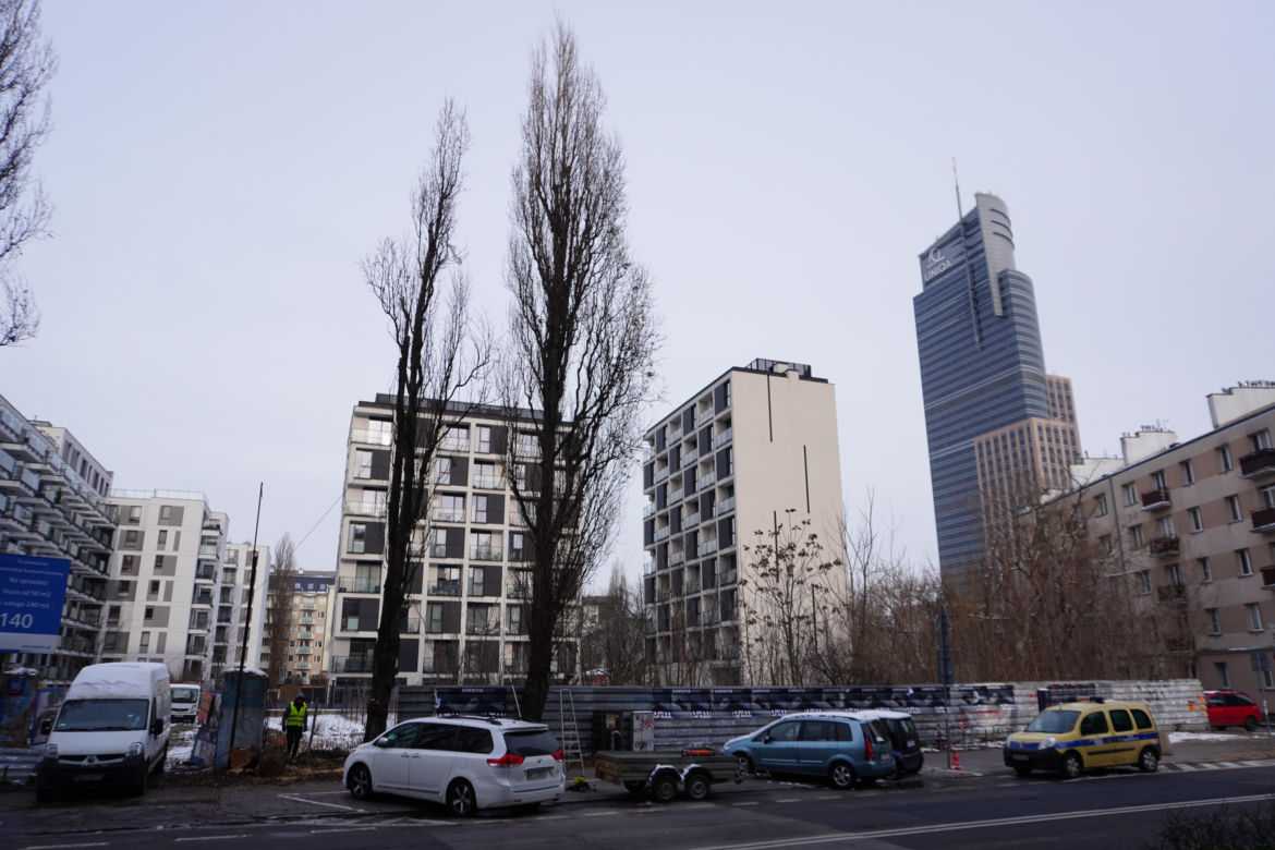 Działka na rogu ulic Grzybowskiej i Przyokopowej na Woli - obecnie trwa tu wycinka drzew przed sprzedażą