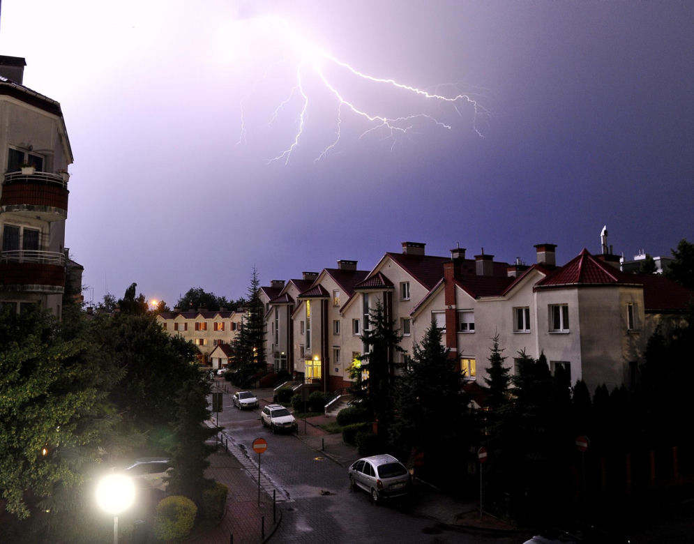  Nad Warszawą przeszły potężne burze. Tysiące błyskawic rozświetliło niebo. Wszystko stanęło, utrudnienia na kolei