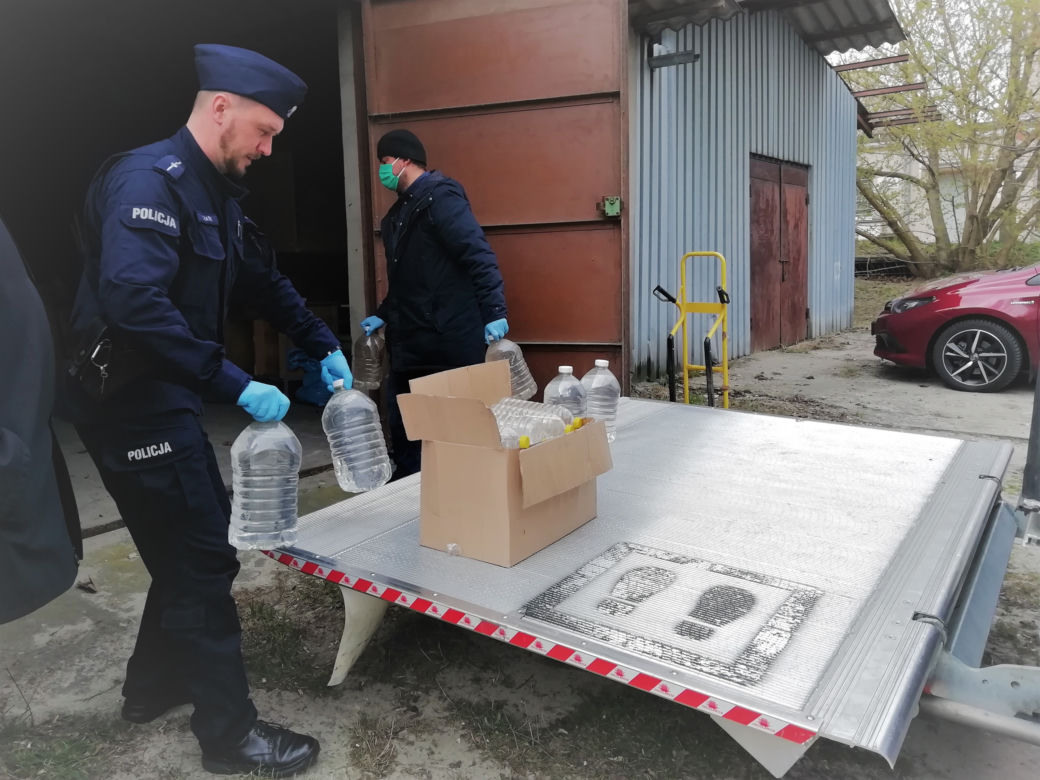 Ponad 3600 litrów nielegalnego alkoholu przekazane do zgierskiego szpitala