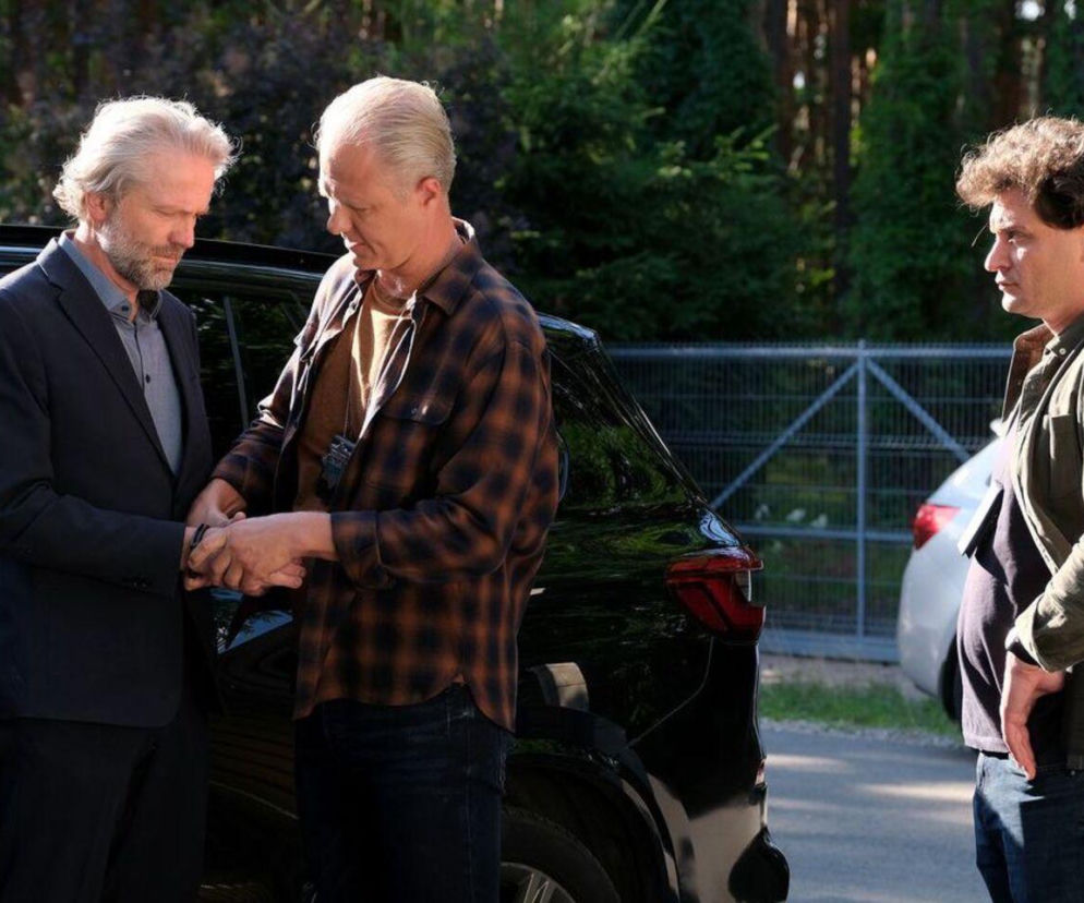 Aresztowanie Jana Baczewskiego (Arkadiusz Głogowski) przez aspiranta Przewrockiego (Remigiusz Jankowski) w towarzystwie Marcina (Mikołaj Roznerski) w lesie, podczas akcji policji w serialu M jak miłość. Więcej o losach bohaterów na Super Seriale.