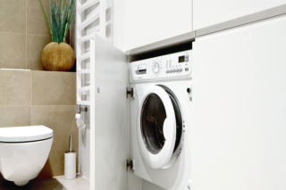 Z twojej pralki brzydko pachnie? Winny może być filtr! Jak go wyczyścić? Instrukcja