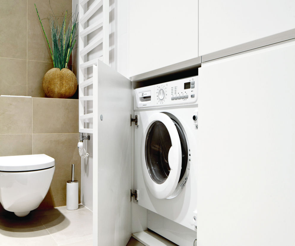 Z twojej pralki brzydko pachnie? Winny może być filtr! Jak go wyczyścić? Instrukcja