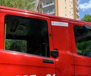 Pożar bloku na Gocławiu. Balkon wieżowca stanął w ogniu