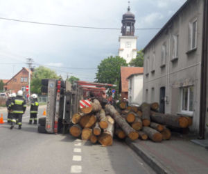 Koszmarny wypadek Osiu! Ciężarówka z drewnem przewróciła się i zmiażdżyła osobówkę! [ZDJĘCIA]