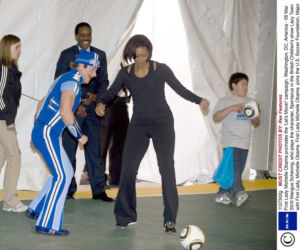 Michelle Obama gania za piłką 