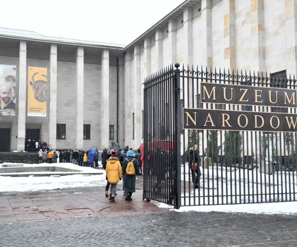 Gigantyczna kolejka do Muzeum Narodowego w Warszawie