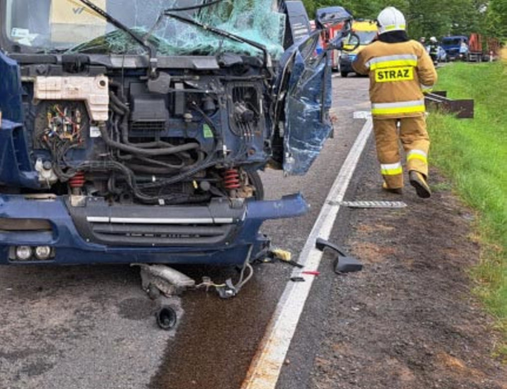 Śmiertelny wypadek pod Bytowem! 40-latek miał wykonać zabroniony manewr i zginął w rozbitym renaulcie [ZDJĘCIA]