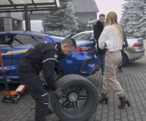 Sportowe BMW Królowej życia nie mogło jechać dalej. Auto potrzebowało fachowej pomocy