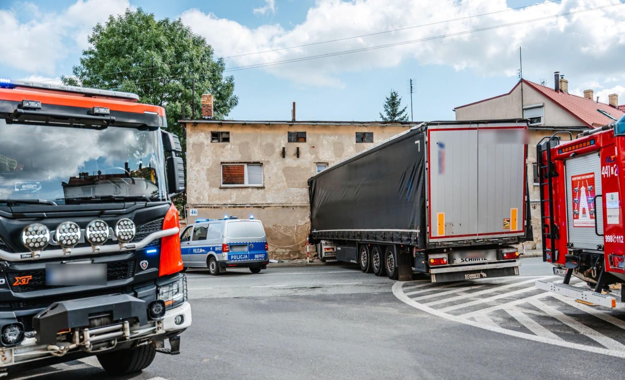 Dramat na Dolnym Śląsku! Ciężarówka wbiła się w budynek mieszkalny. Trwa akcja ratunkowa