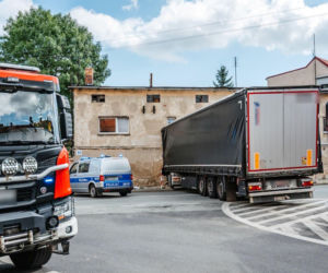Dramat na Dolnym Śląsku! Ciężarówka wbiła się w budynek mieszkalny. Trwa akcja ratunkowa