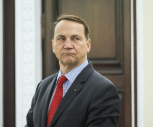 Dywersja na kolei. „Chcieli spowodować śmierć Polaków!” Sikorski ujawni wstrząsające szczegóły ataków Rosji