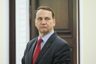 Dywersja na kolei. „Chcieli spowodować śmierć Polaków!” Sikorski ujawni wstrząsające szczegóły ataków Rosji