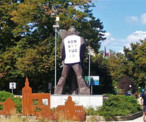 Szczeciński marynarz w koszulce z napisem Konstytucja
